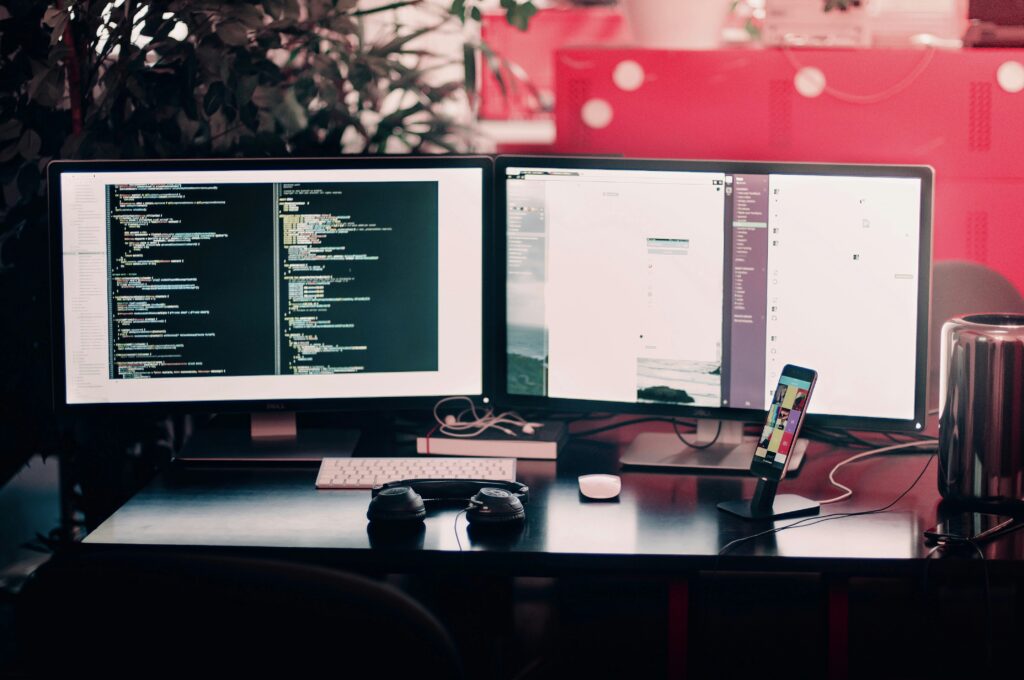 Zwei moderne Homeoffice Bildschirme ideal für produktive Arbeit