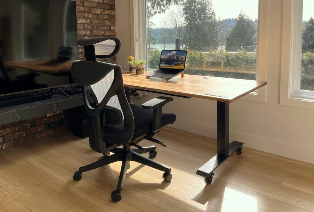 Ergonomischer Bürostuhl Ergonomischer Gaming Stuhl in hellem Zimmer