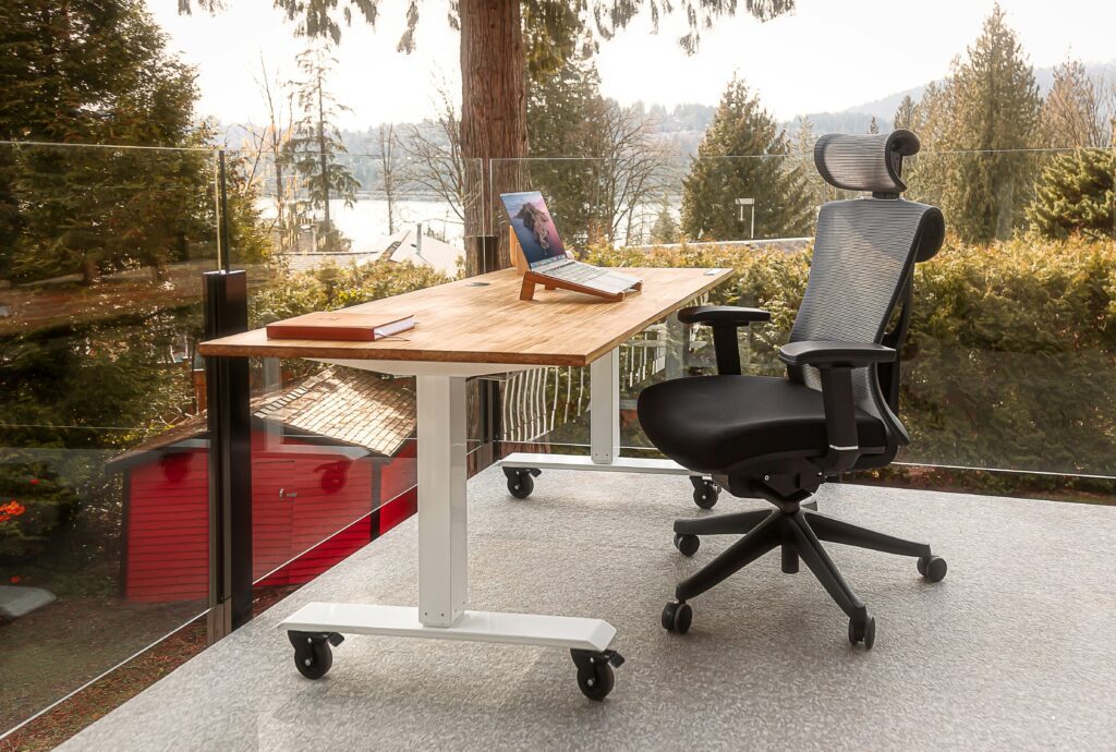 Ergonomischer Bürostuhl draußen Terasse