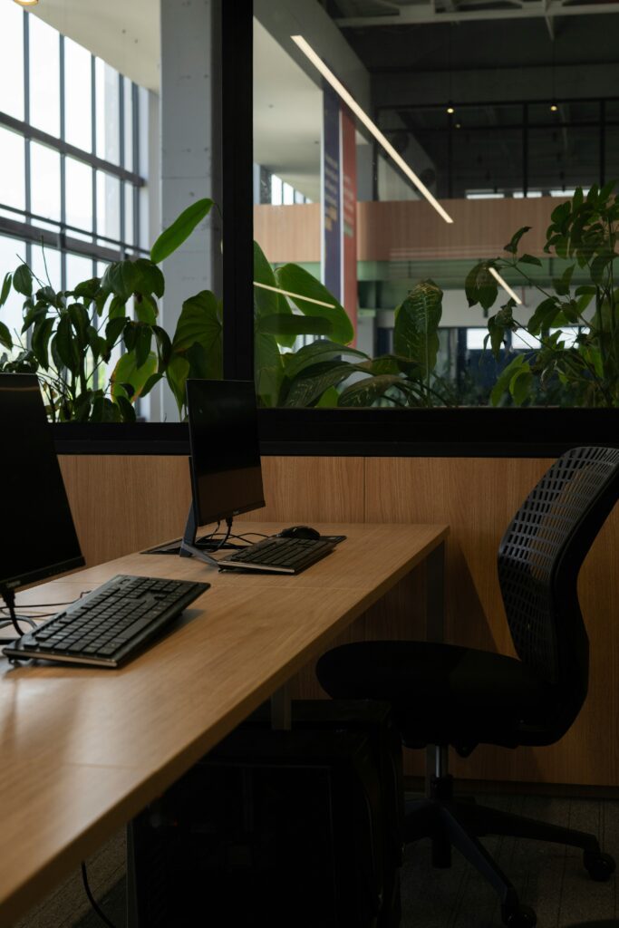 Ergonomischer Bürostuhl in gemütlichem Office grünes Büro mit kleinem, ergonomischen Bürostuhl