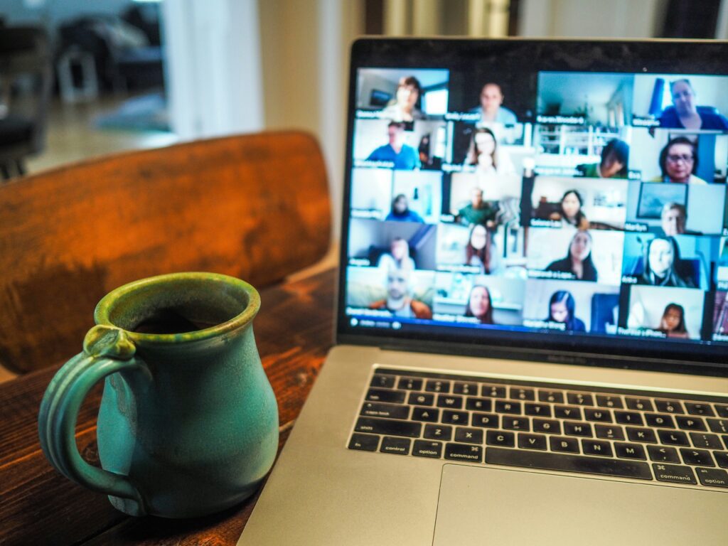 Videokonferenz auf einem Laptop mit Kaffeetasse, ideal für produktives Arbeiten im Homeoffice