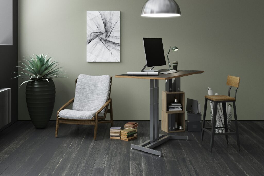 Elektrischer Stehschreibtisch in modernem Office