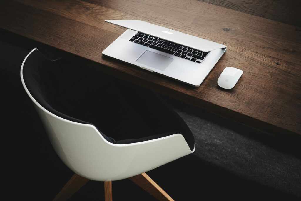 Homeoffice Laptop auf braunem Schreibtisch
