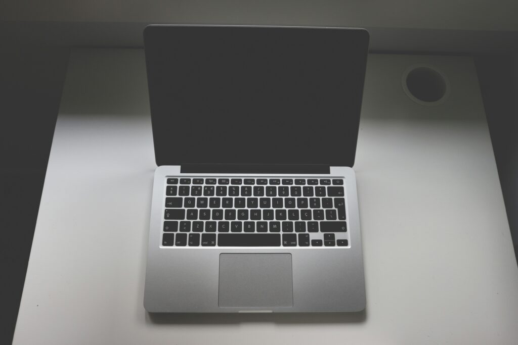 Grauer laptop auf hellem Tisch