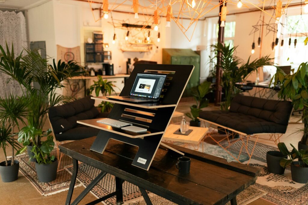 Stehschreibtisch-Alternative mit modernem Laptop-Ständer in einer stilvollen Arbeitsumgebung
