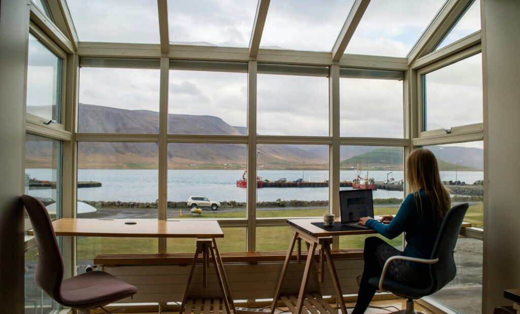 Homeoffice-Arbeitsplatz mit Panoramablick auf eine idyllische Landschaft, ideal für produktives Arbeiten in inspirierender Umgebung