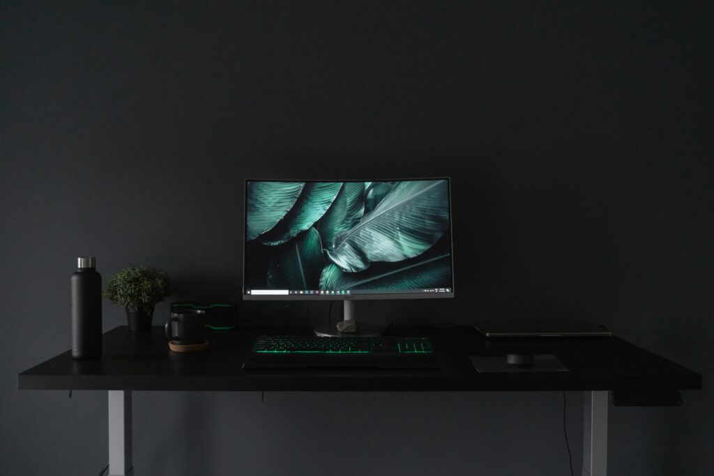 Modernes Homeoffice mit ergonomischem Schreibtisch und Laptop für produktives Arbeiten