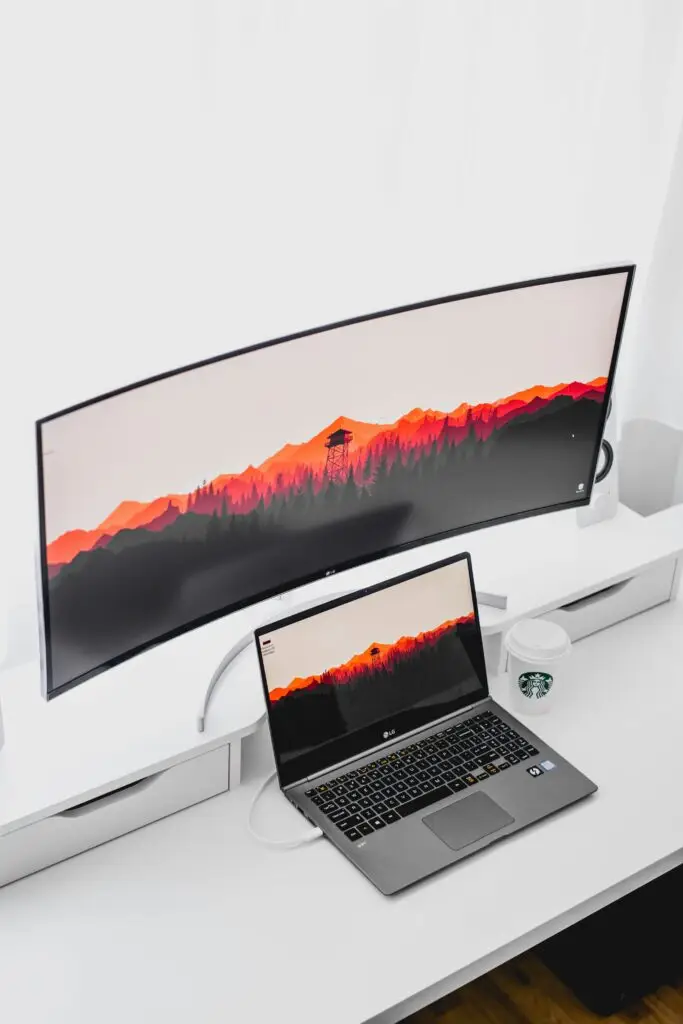 Homeoffice Curved Monitor vs. Laptop.