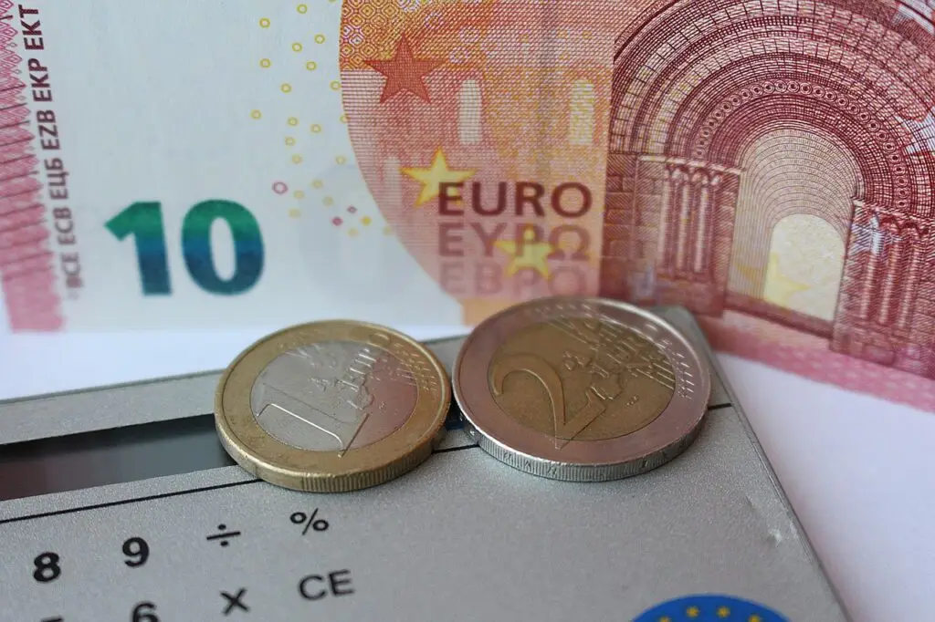 „Rechnungen und Taschenrechner zur Berechnung der Homeoffice Kosten.