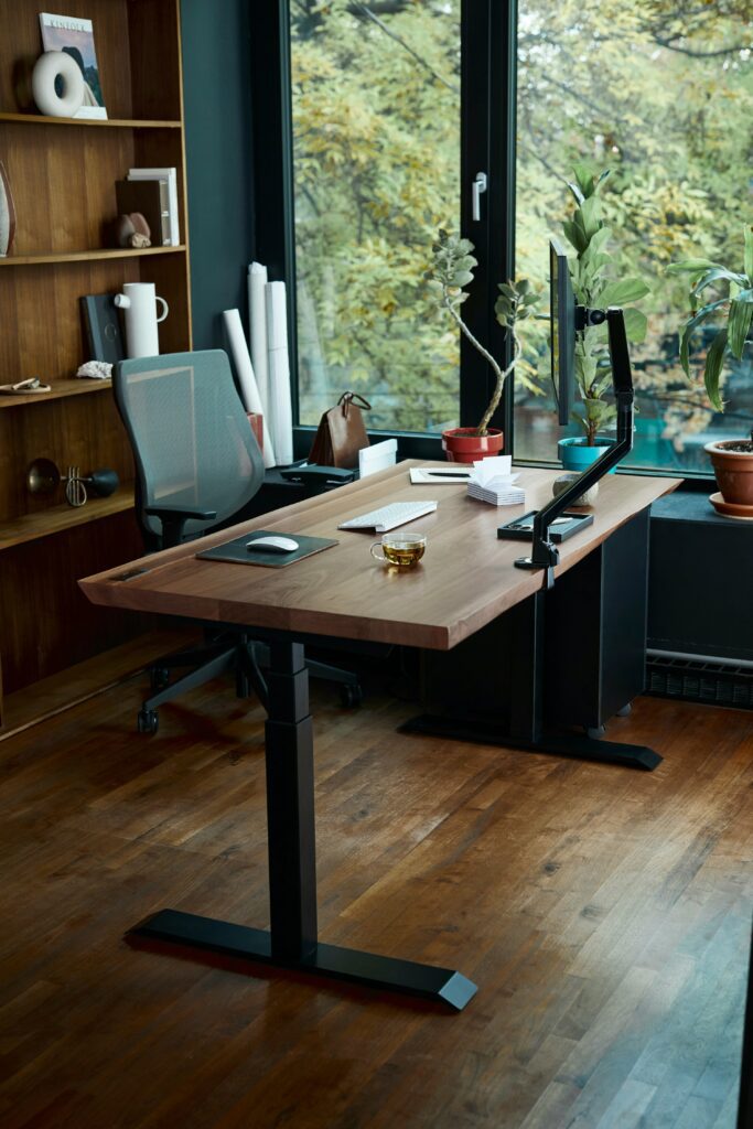 Gemütliches homeoffice mit ergonomischer Ausstattung.