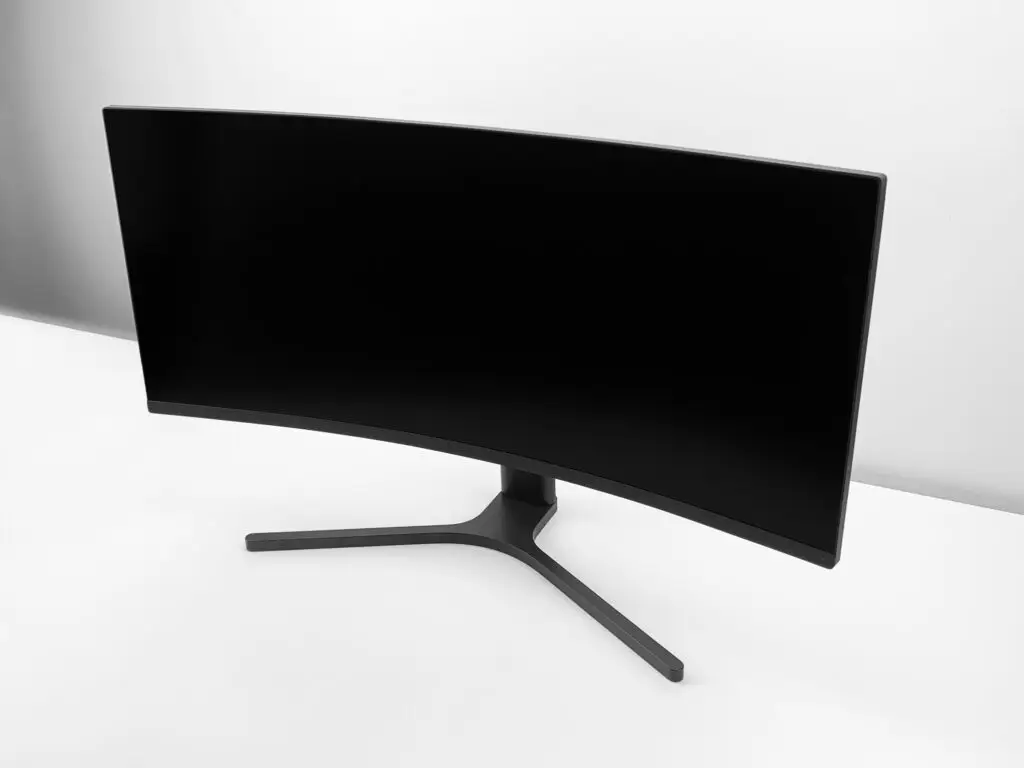 Schwarzer Curved Monitor auf weißem Hintergrund.
