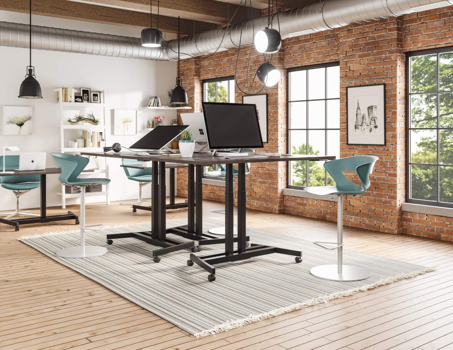 ergonomischer Stehschreibtisch in weitläufigem Office